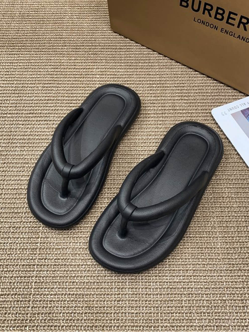 Strand-Flip-Flops mit flachem Absatz und Clip-Webart in Bonbonfarben