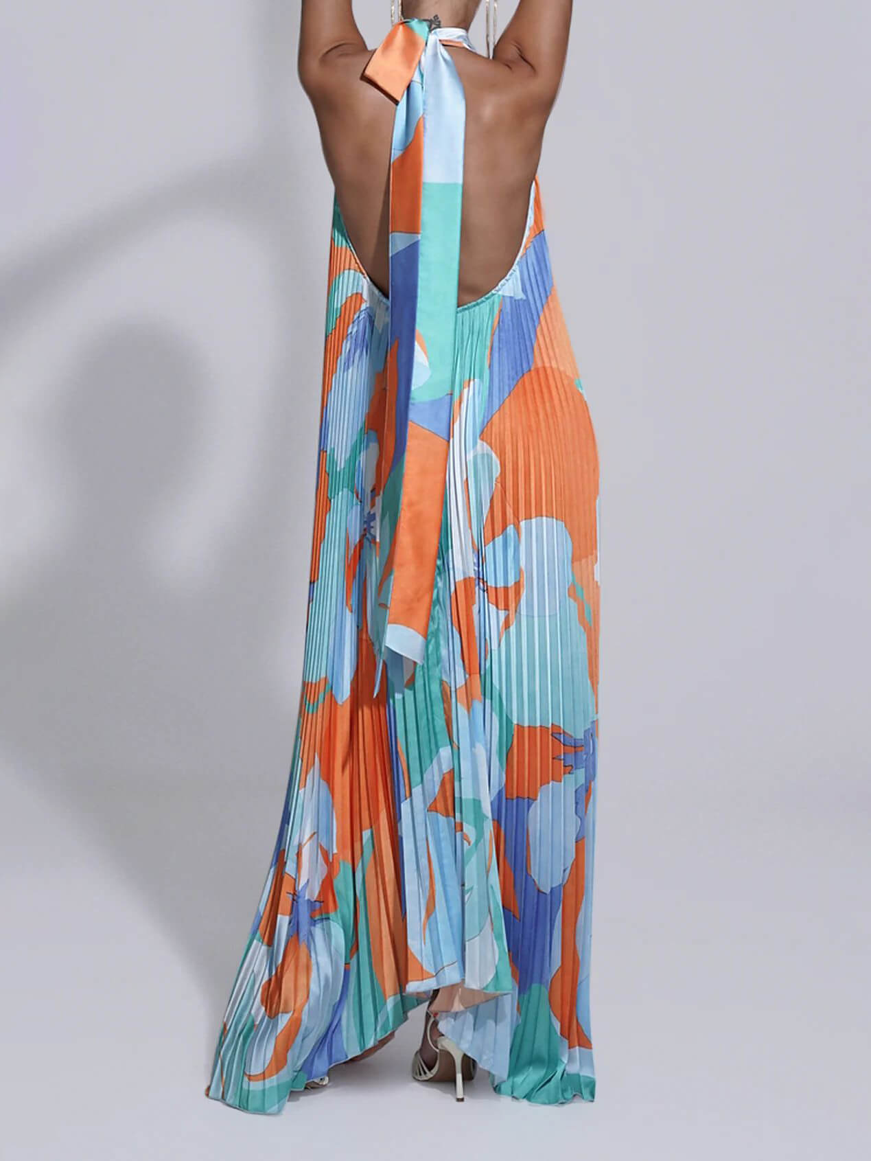 Robe midi plissée élégante à bretelles et dos nu