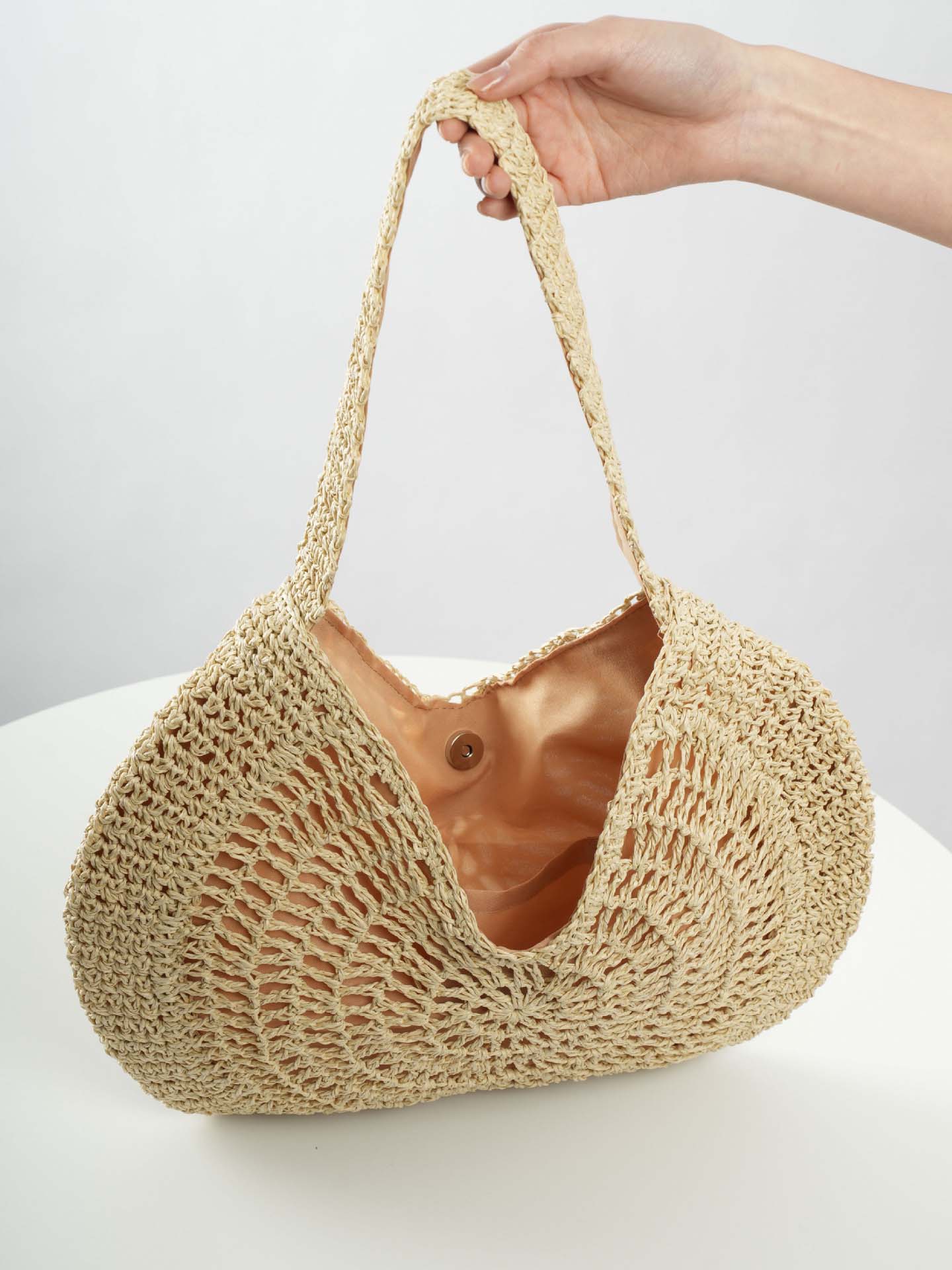 Sac à bandoulière circulaire creux en paille fait main pour les loisirs et les vacances