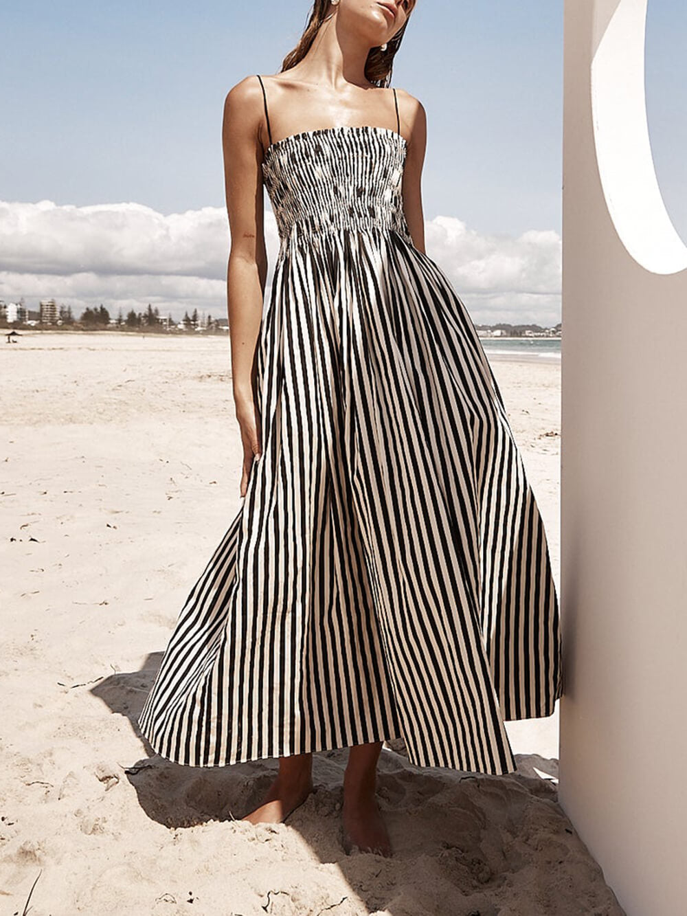Sophistication – Einzigartiges, gestreiftes, plissiertes Maxikleid