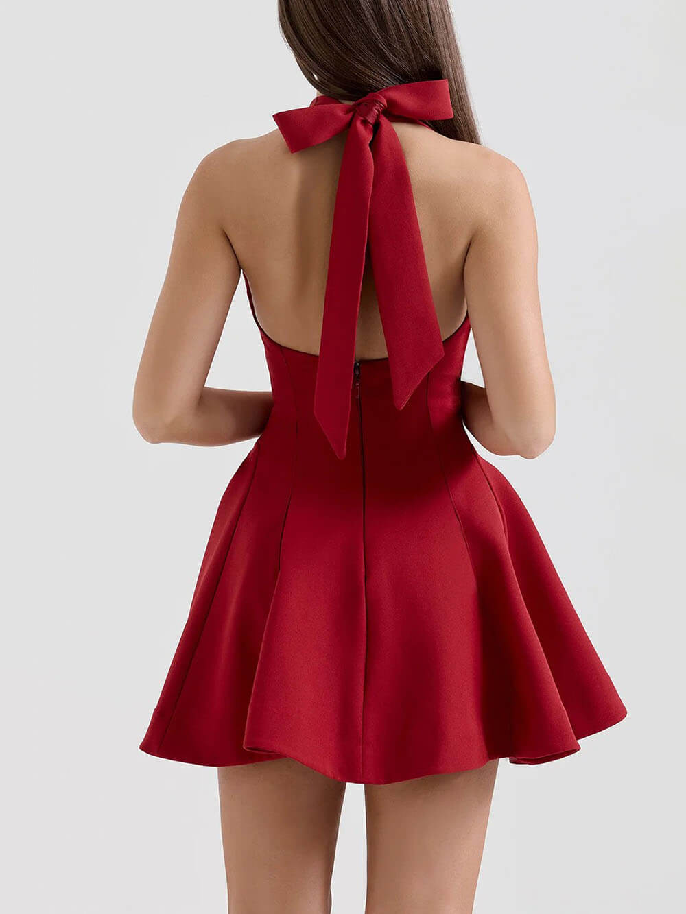 Robe mini élégante à dos nu et nœud