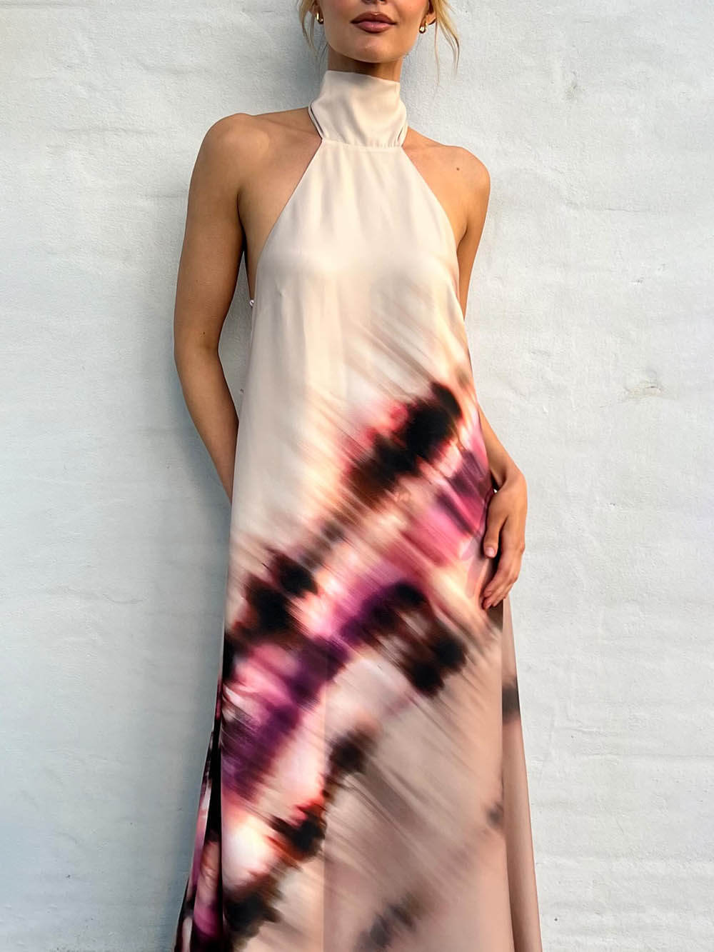 Einzigartiges Neckholder-Maxikleid mit Schnürung und rückenfreiem Batikmuster