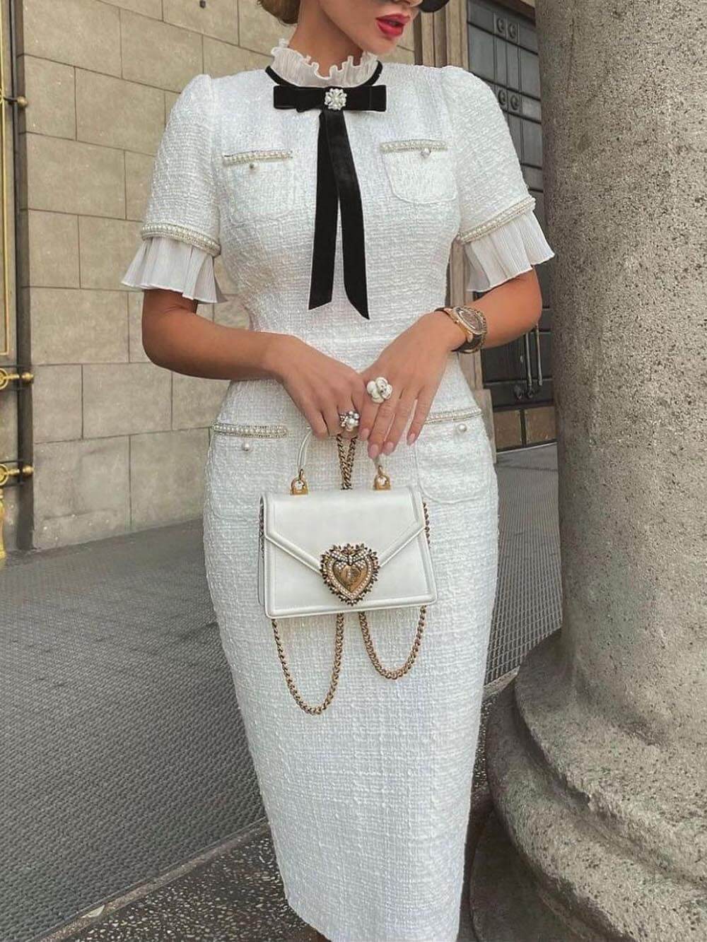 Robe mi-longue habillée en tweed avec bordure en perles et nœud