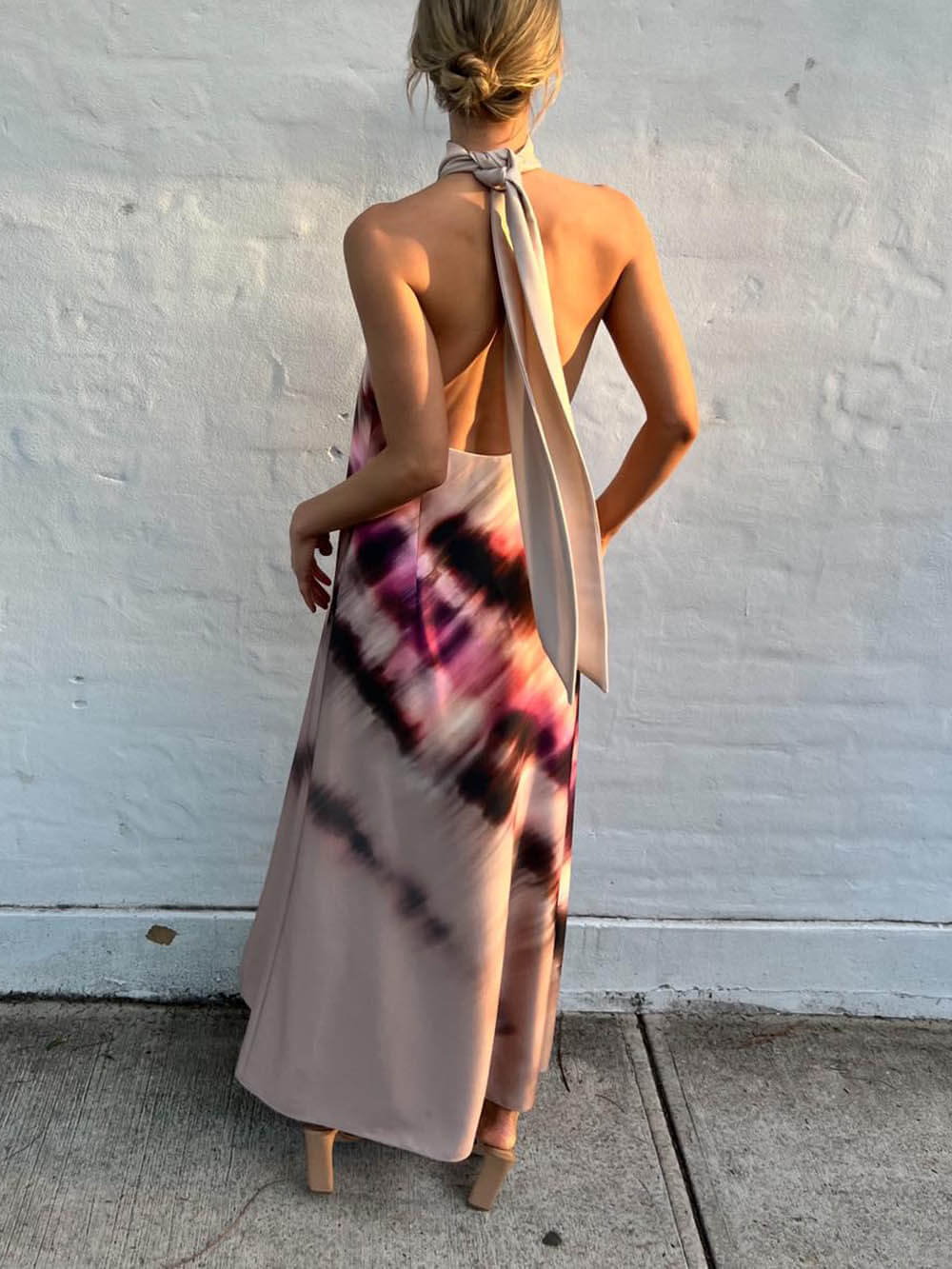 Einzigartiges Neckholder-Maxikleid mit Schnürung und rückenfreiem Batikmuster