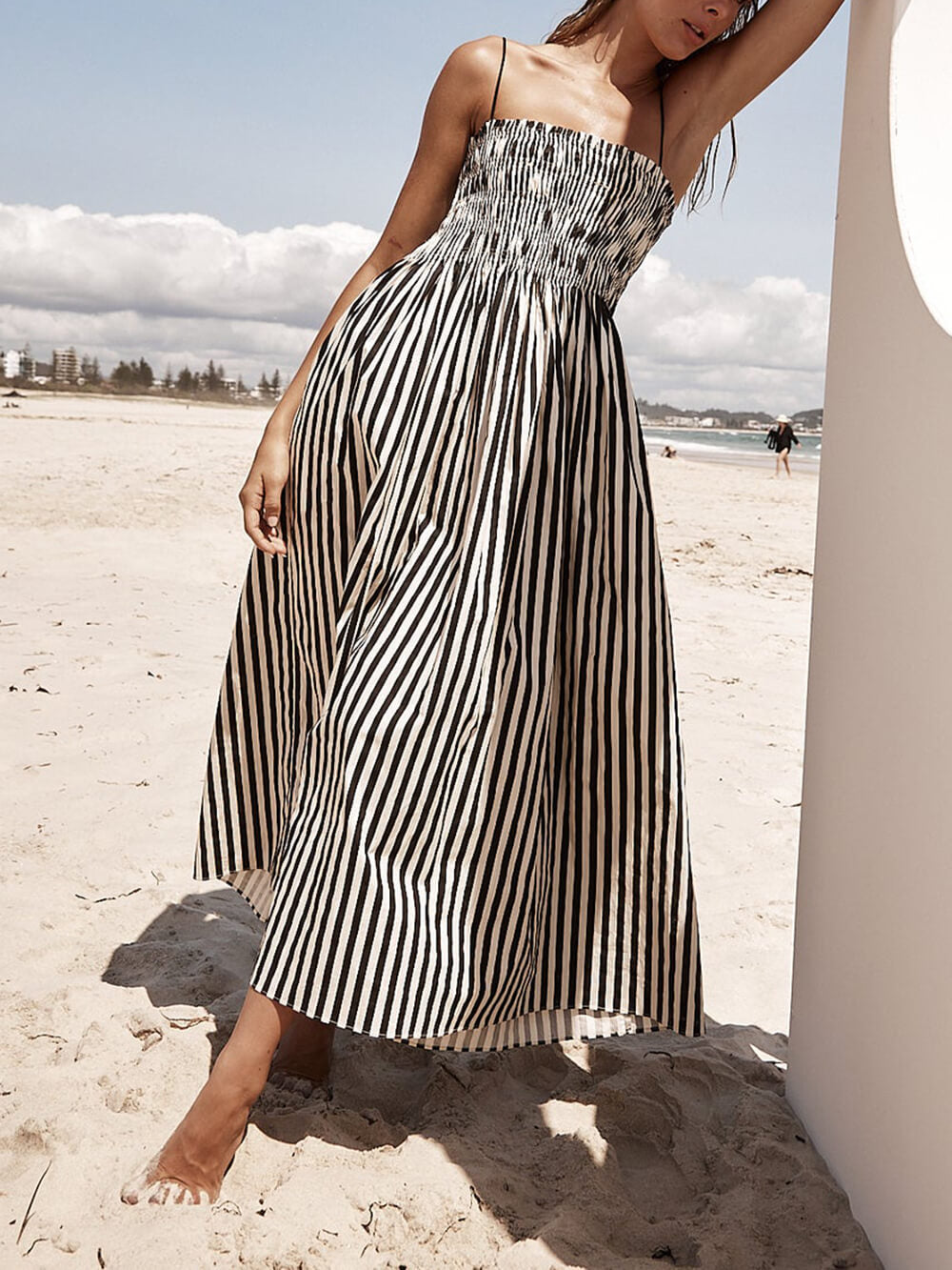 Sophistication – Einzigartiges, gestreiftes, plissiertes Maxikleid