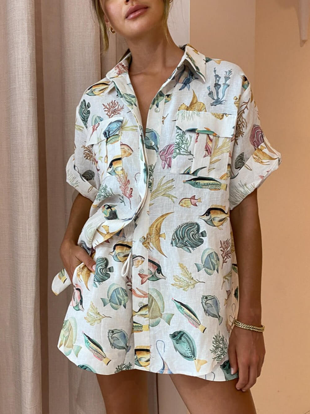 Personalisiertes Urlaubs-Kurzarmhemd mit Fischdruck und Batik-Shorts