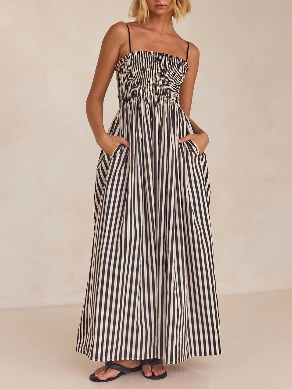 Sophistication – Einzigartiges, gestreiftes, plissiertes Maxikleid