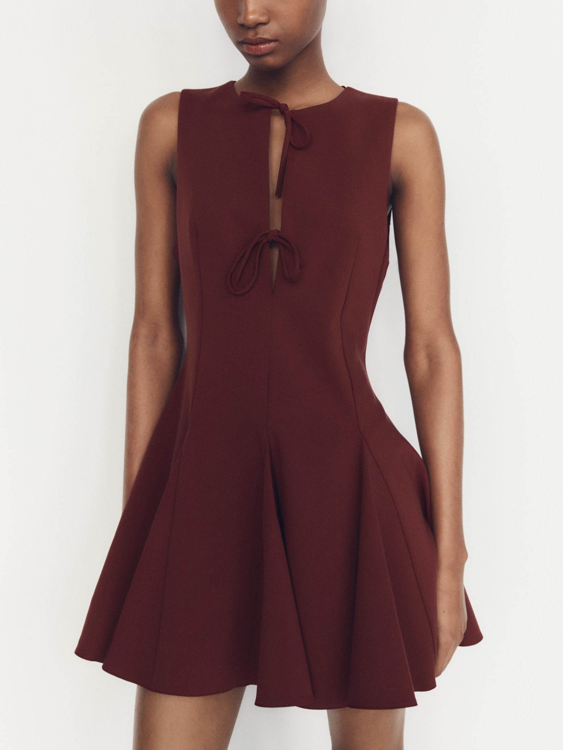 Elegantes Minikleid mit Schleife und dreieckigem Saum