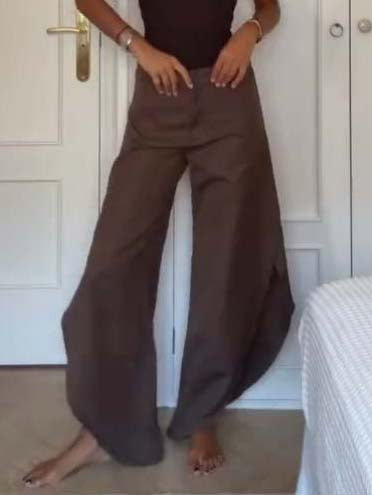 Bodysuits mit schrägem Kragen, schulterfrei und seitlichen Schlitzen, weit geschnittene Hose