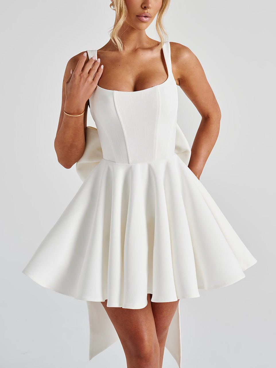 Elegantes A-Linien-Minikleid mit quadratischem Ausschnitt und Schleife