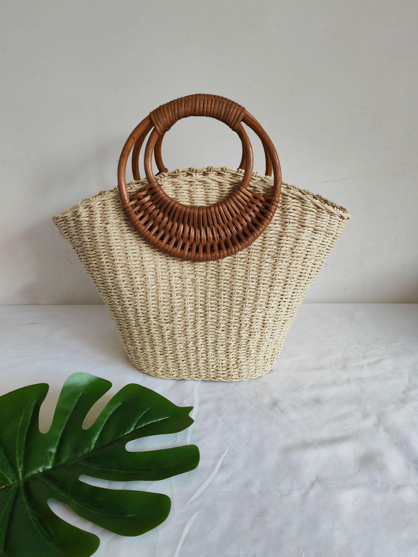 Sac en paille avec poignée ronde en rotin exquis