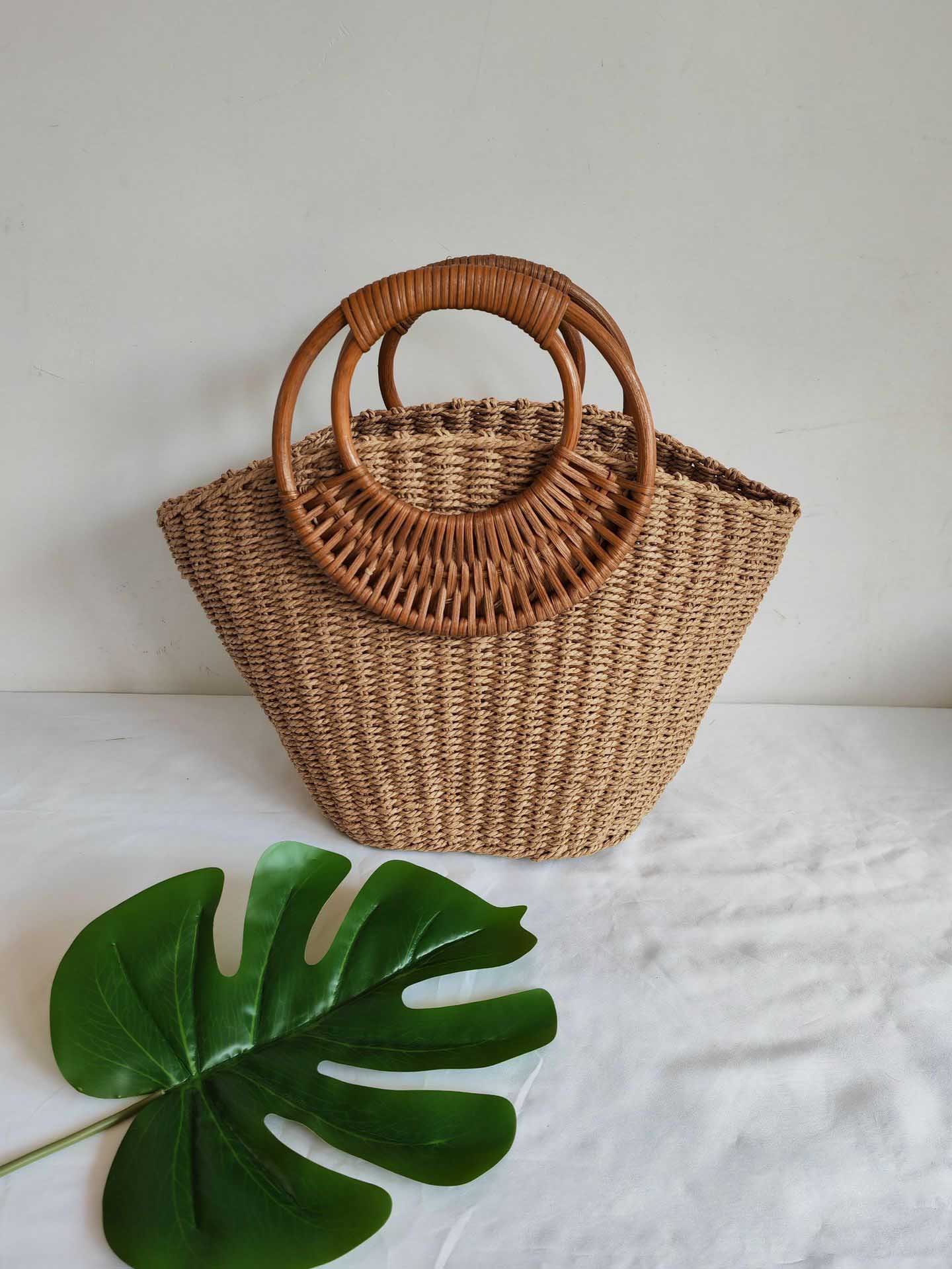 Sac en paille avec poignée ronde en rotin exquis