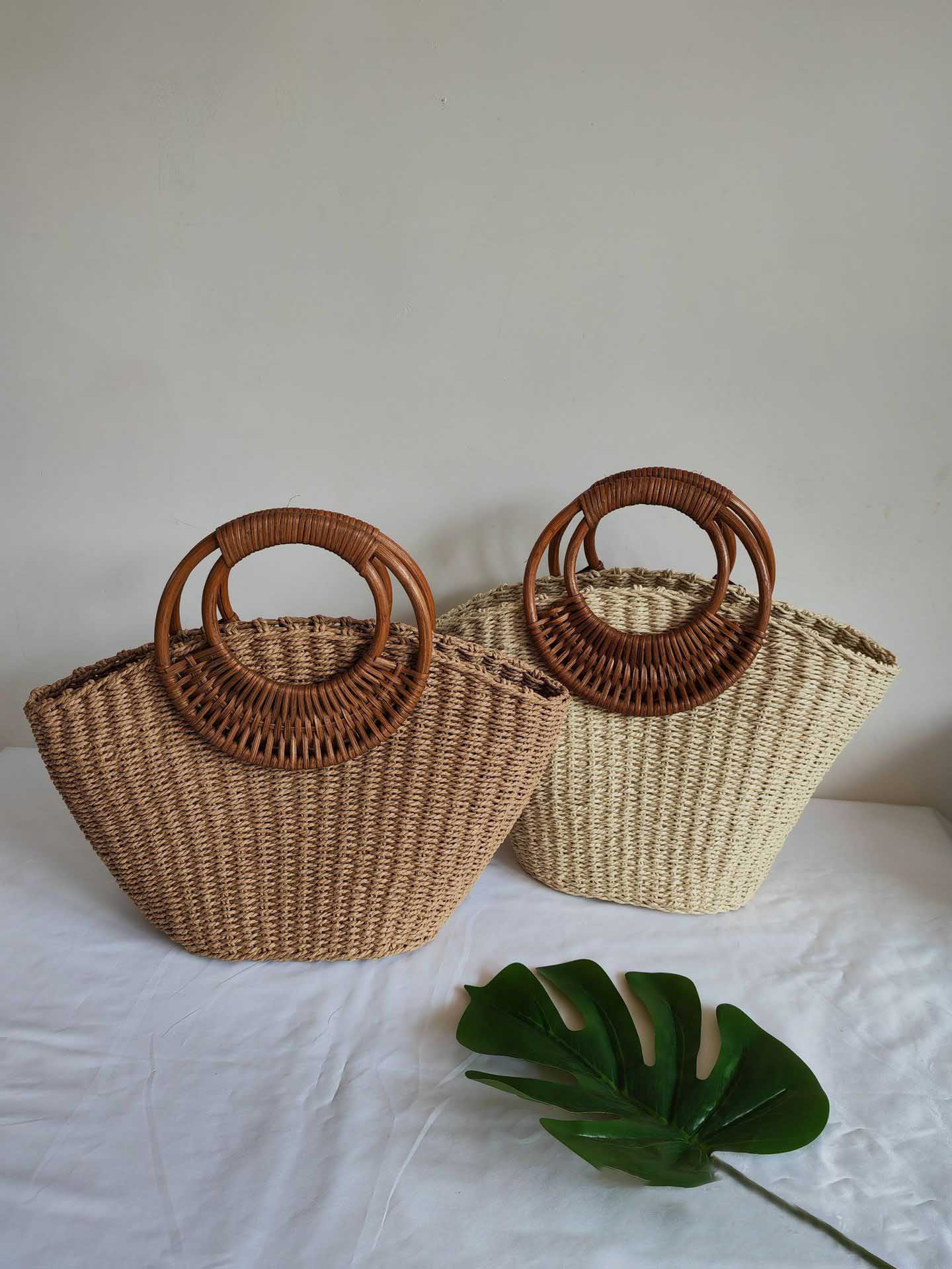 Sac en paille avec poignée ronde en rotin exquis