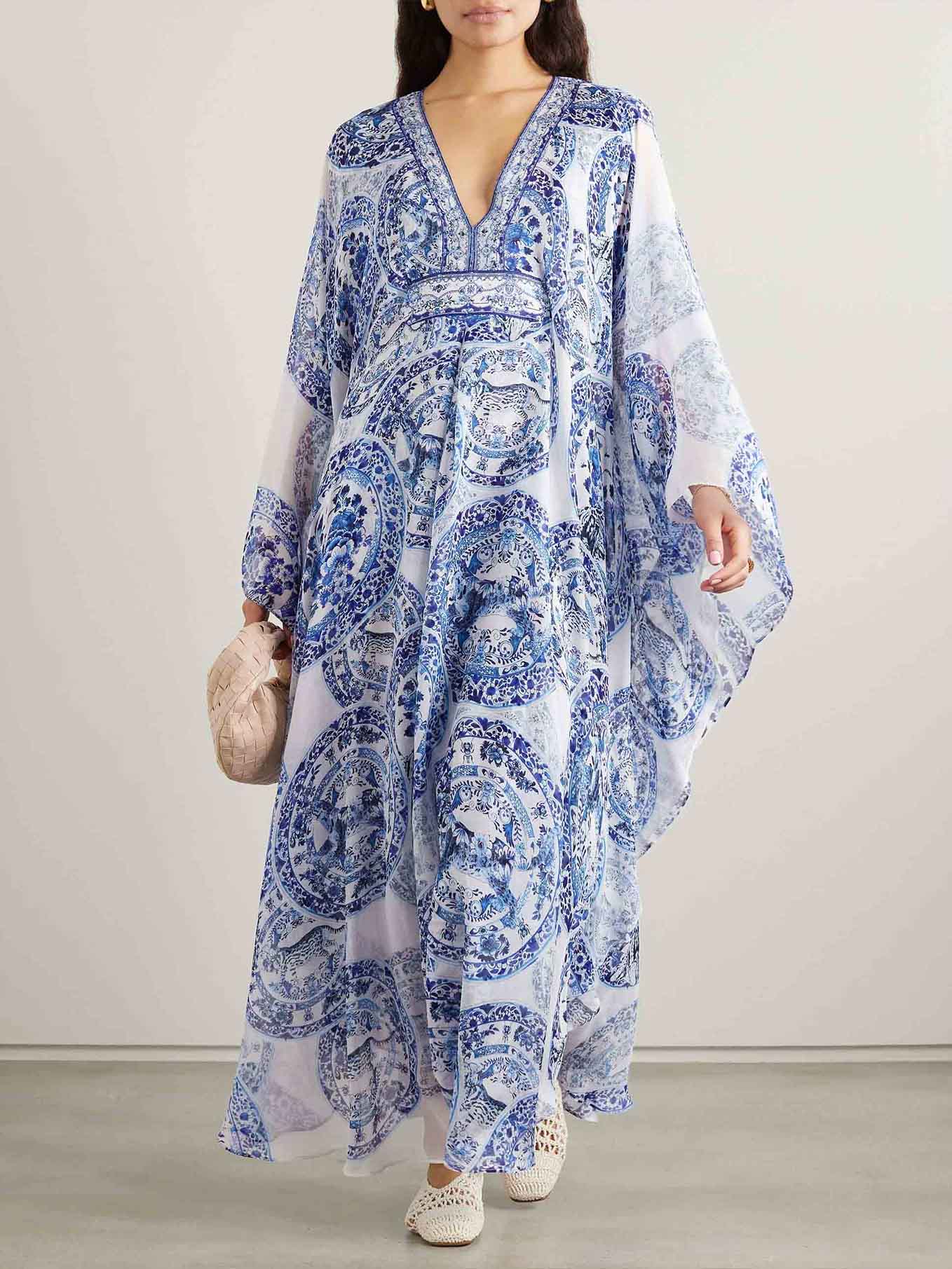 Anspruchsvolles Resort-Maxikleid mit fließendem Blumen- und Leopardenmuster