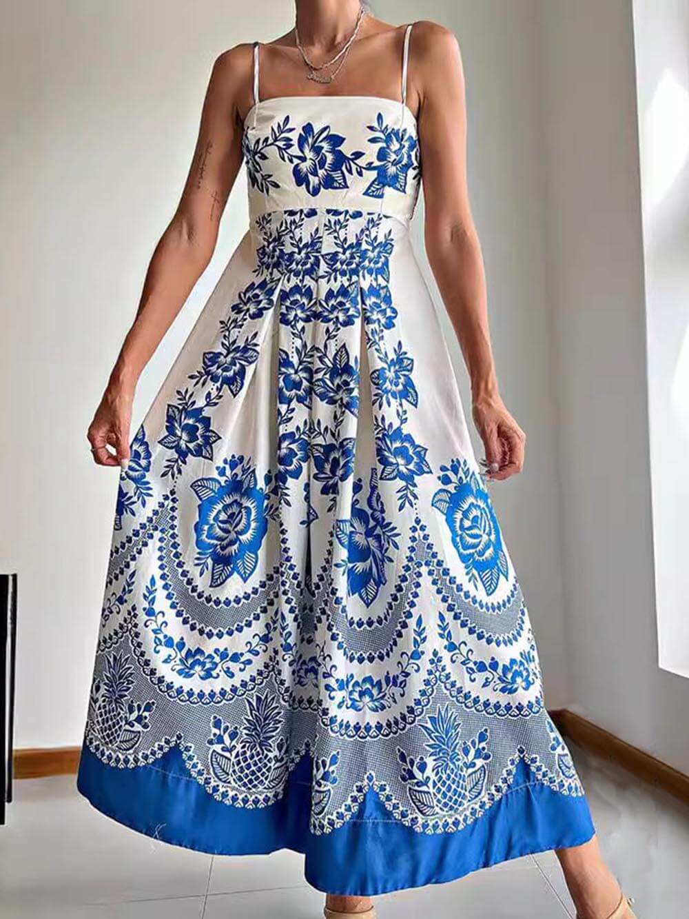 Robe mi-longue ample à imprimé floral ethnique et dos froncé