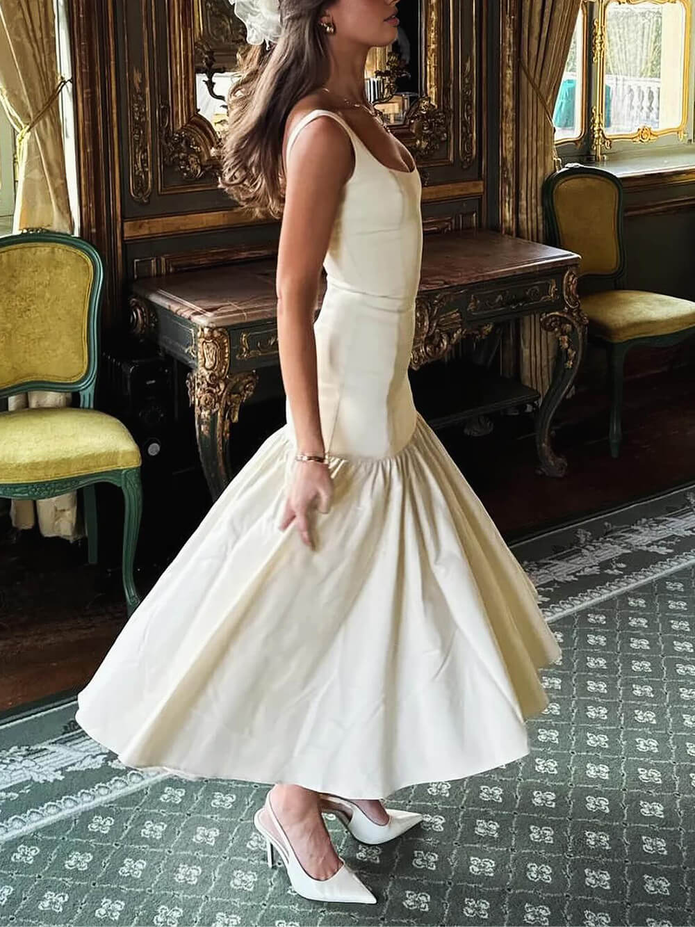 Robe mi-longue gracieuse à col carré et bretelles larges à taille basse