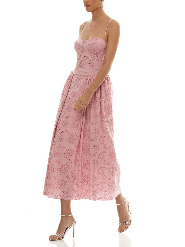 Robe longue romantique brodée à bretelles spaghetti et col en cœur