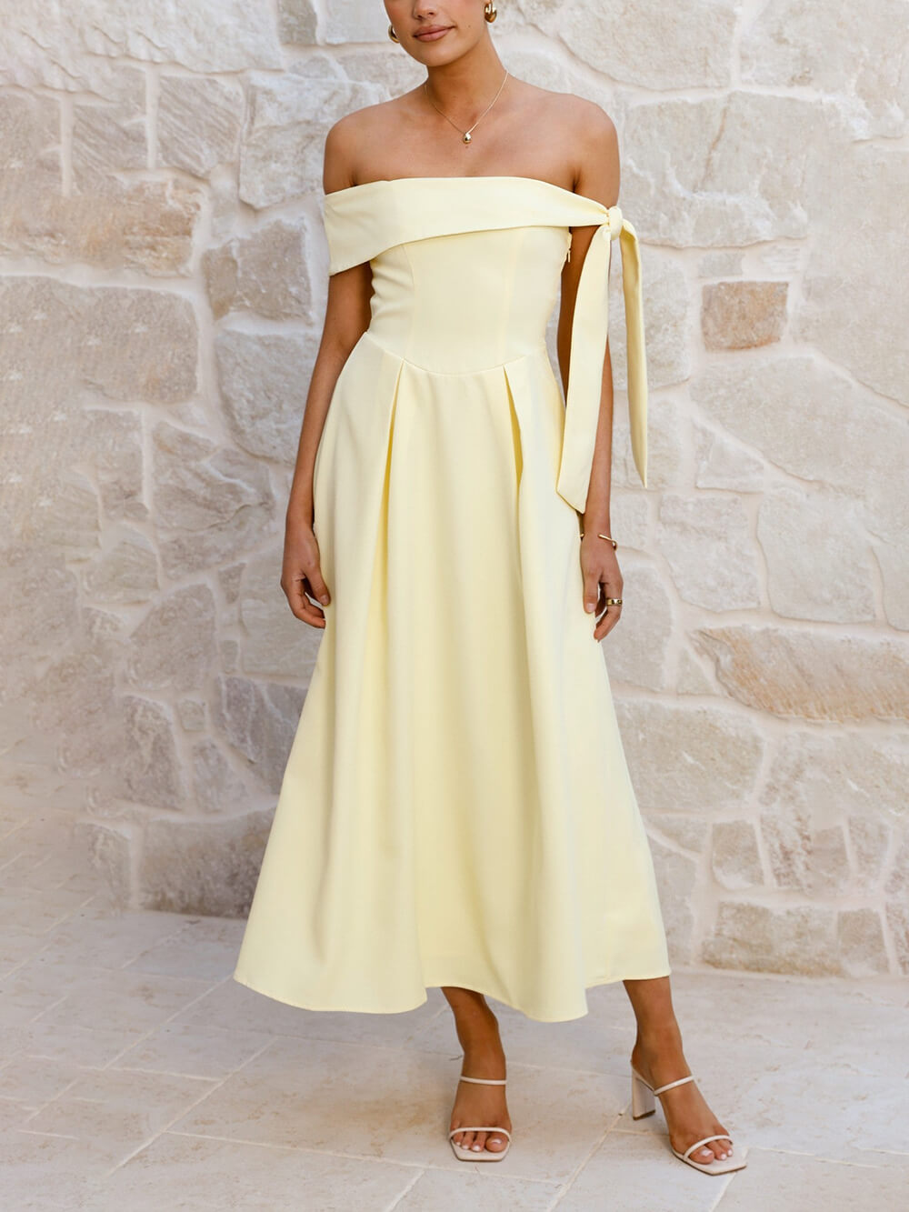 Robe mi-longue élégante à épaules dénudées et froncée