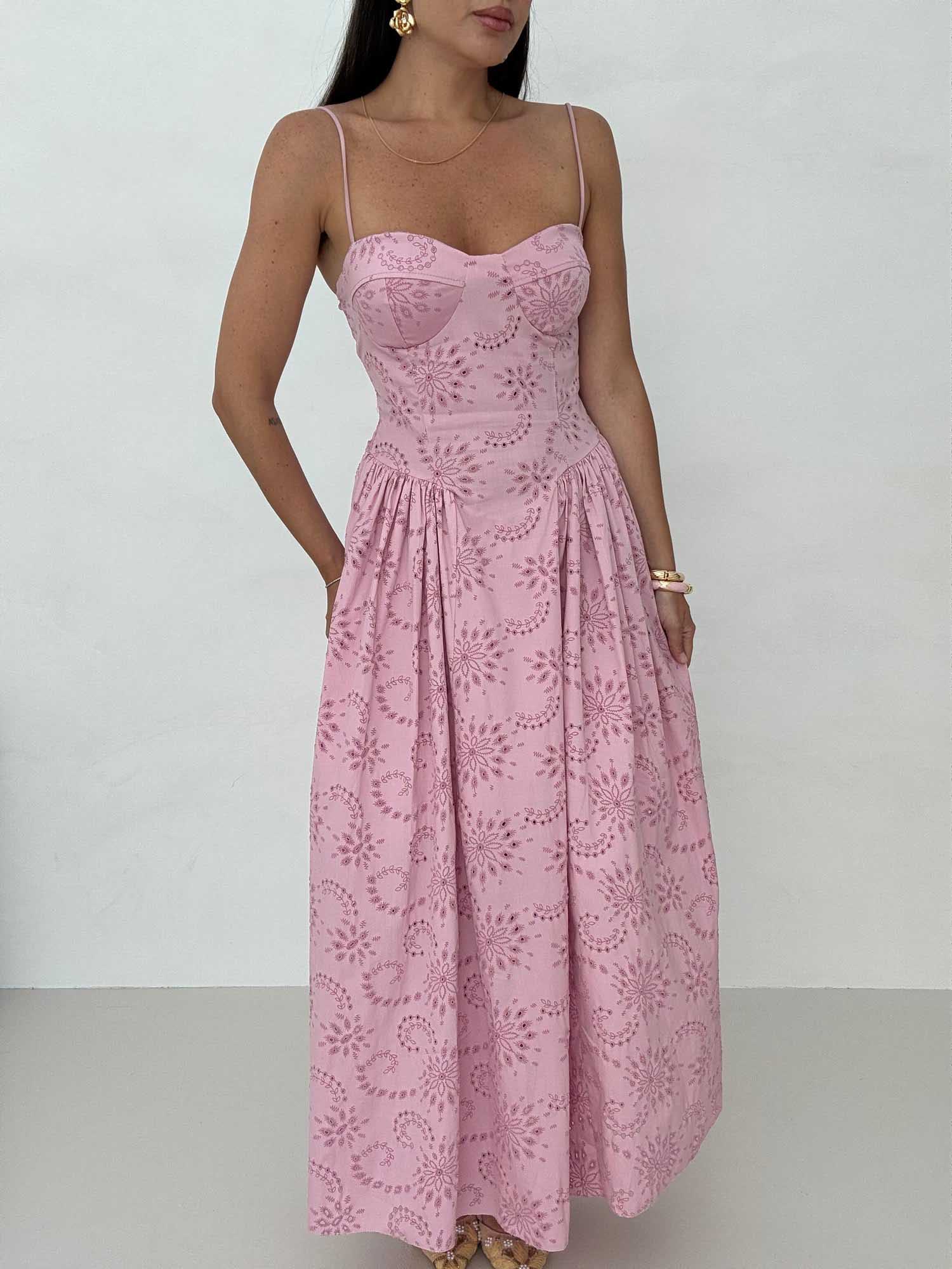 Robe longue romantique brodée à bretelles spaghetti et col en cœur