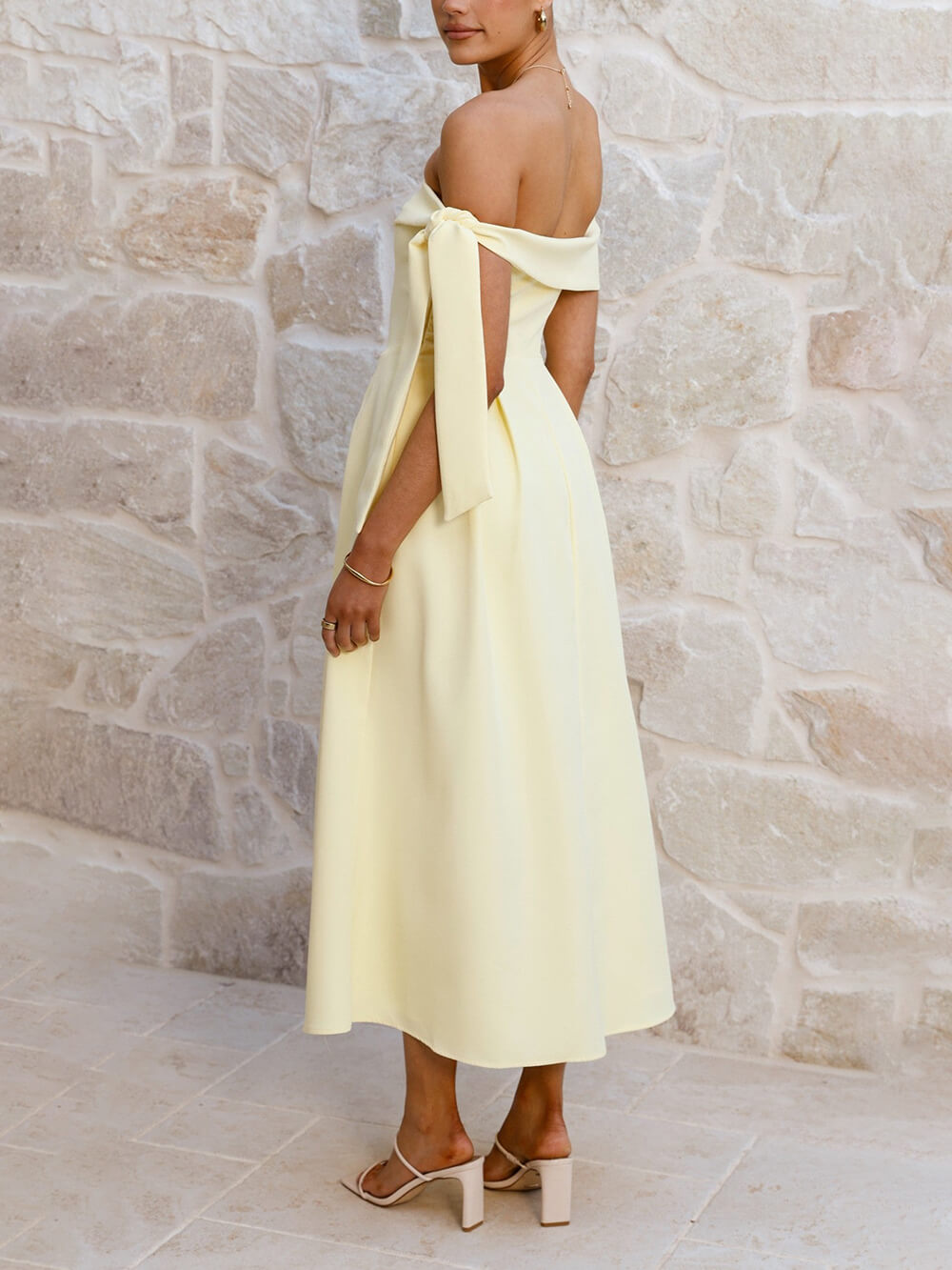 Robe mi-longue élégante à épaules dénudées et froncée
