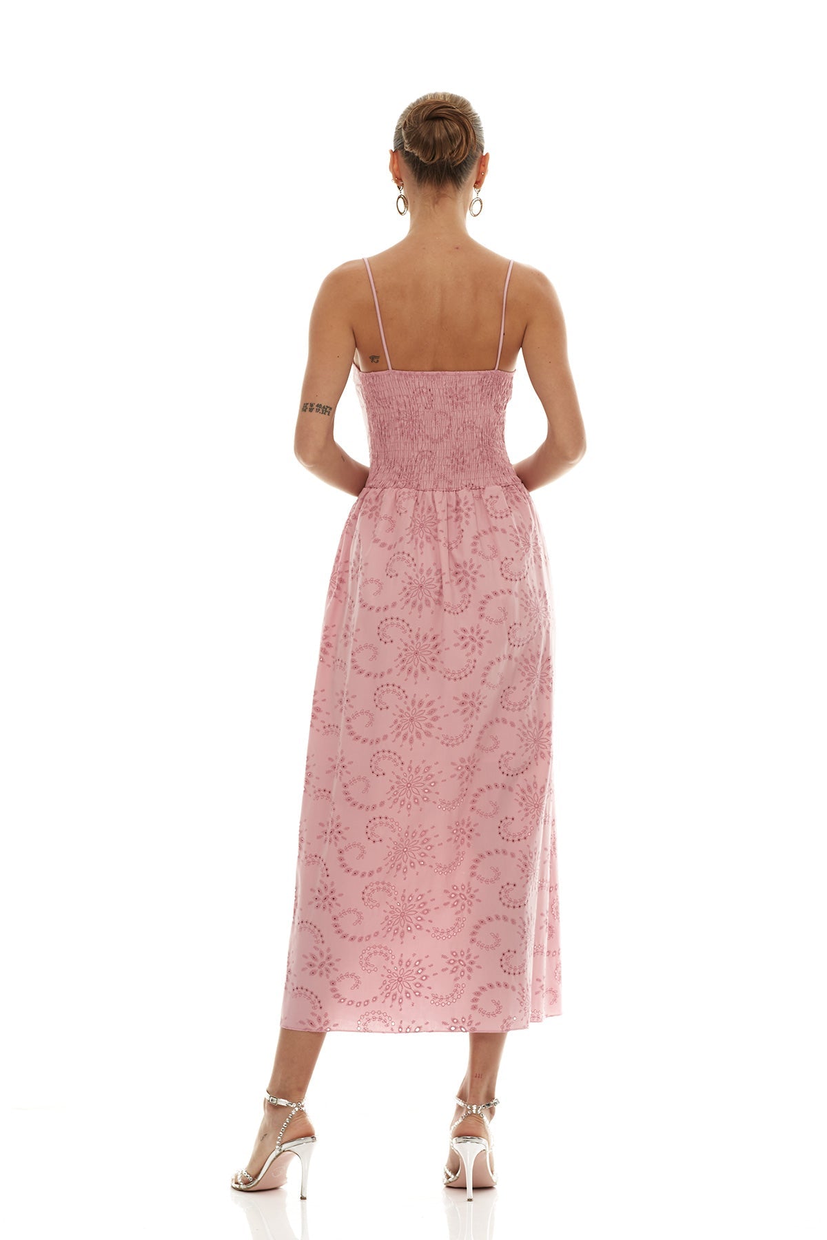 Robe longue romantique brodée à bretelles spaghetti et col en cœur