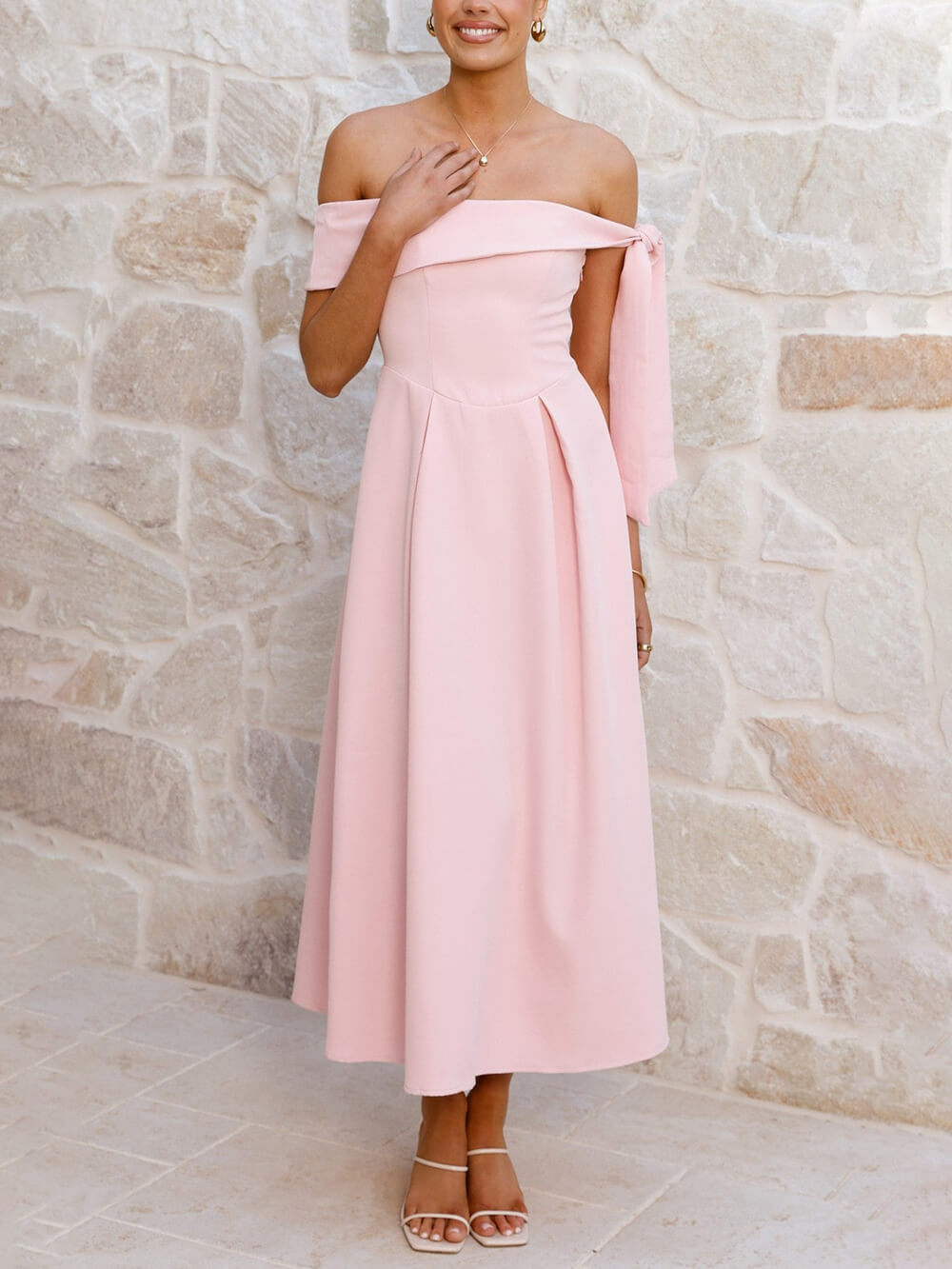 Robe mi-longue élégante à épaules dénudées et froncée