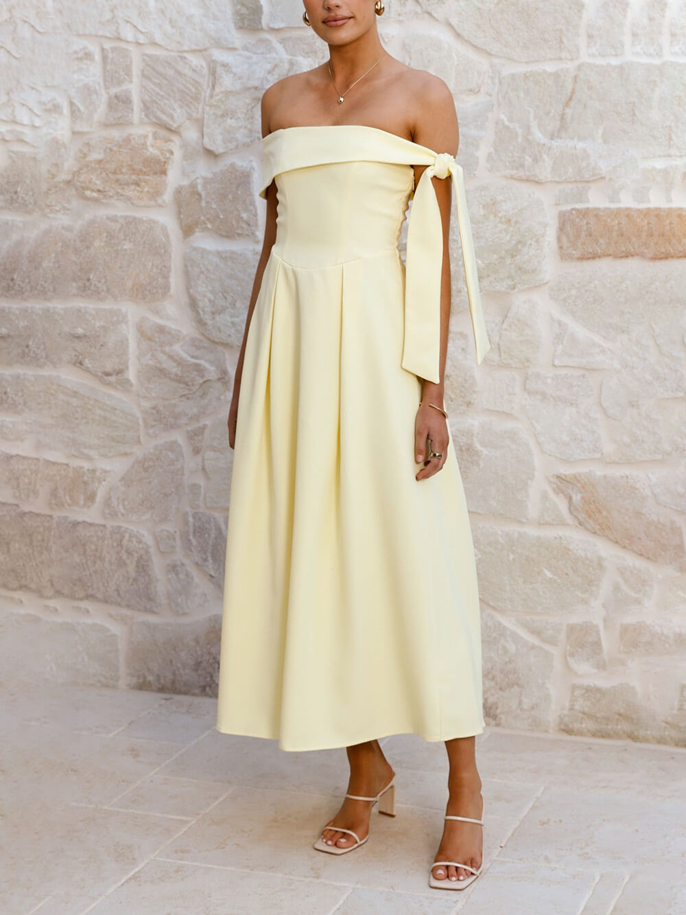 Robe mi-longue élégante à épaules dénudées et froncée