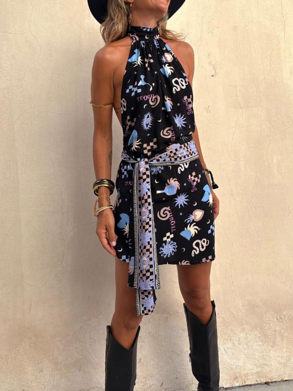 Lässiges, sexy, bedrucktes Neckholder-Minikleid mit rückenfreiem Gürtel
