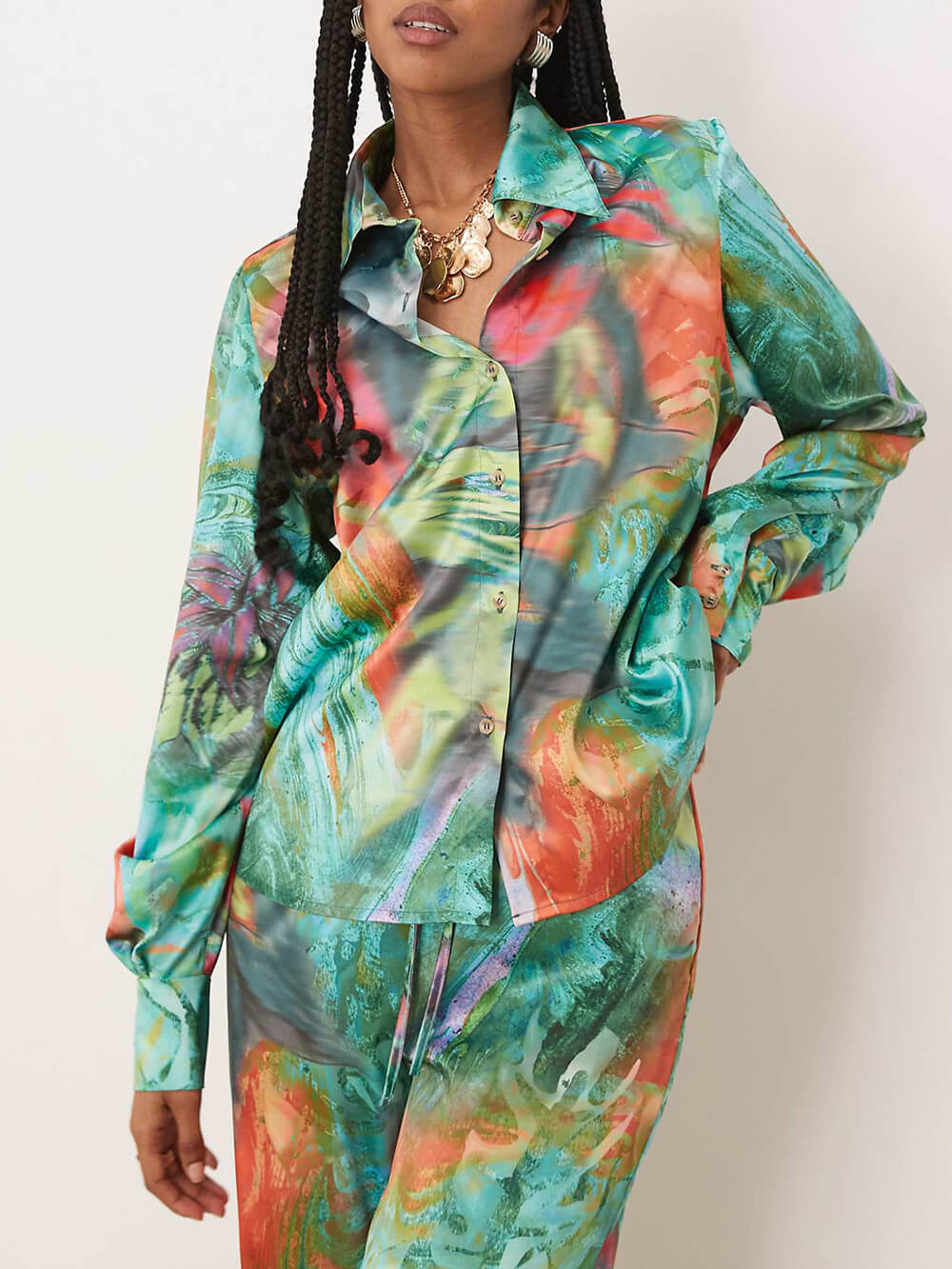 Chemise boutonnée en satin à imprimé peinture à l'huile, motif artistique unique en mouvement