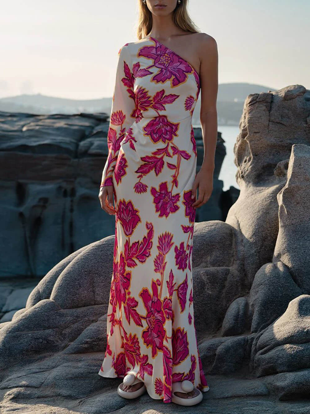 Einzigartiges ausgestelltes Maxikleid aus Satin mit Blumenmuster und einer Schulter