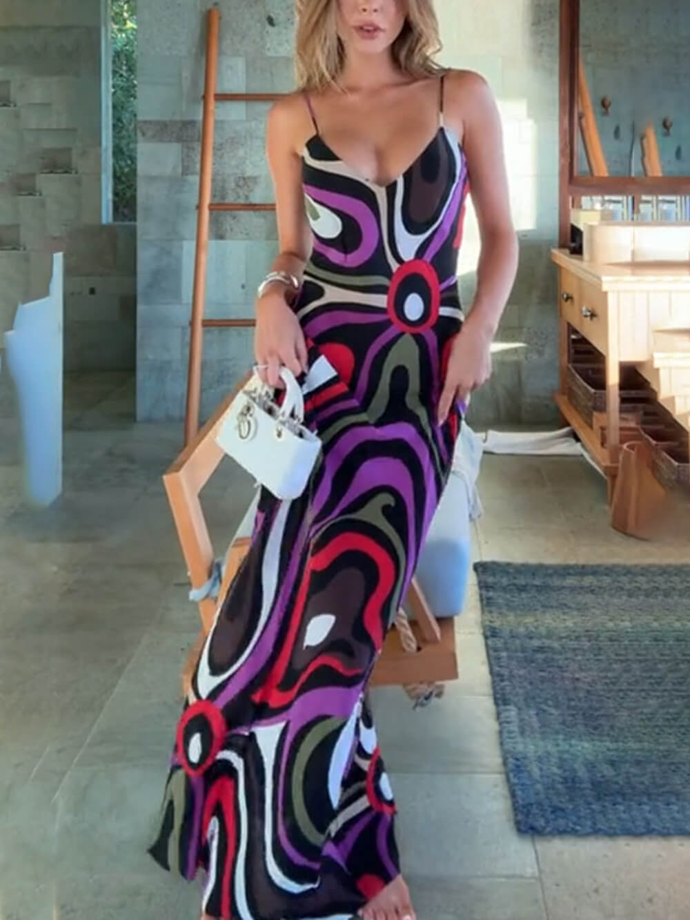 Robe longue dos nu en satin imprimé rétro