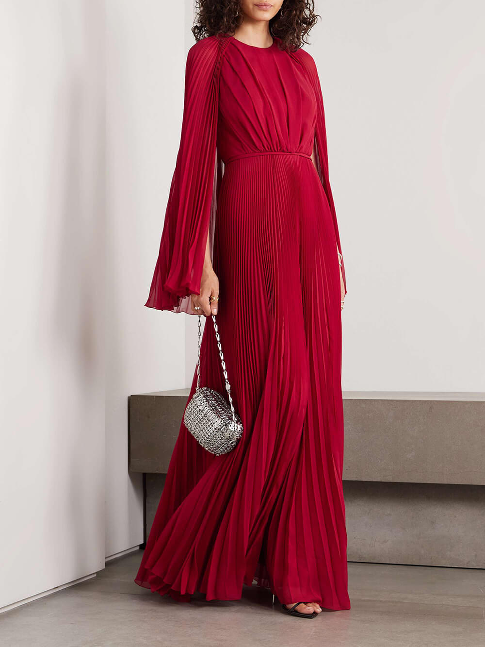 Robe longue plissée en mousseline de soie effet cape exquise