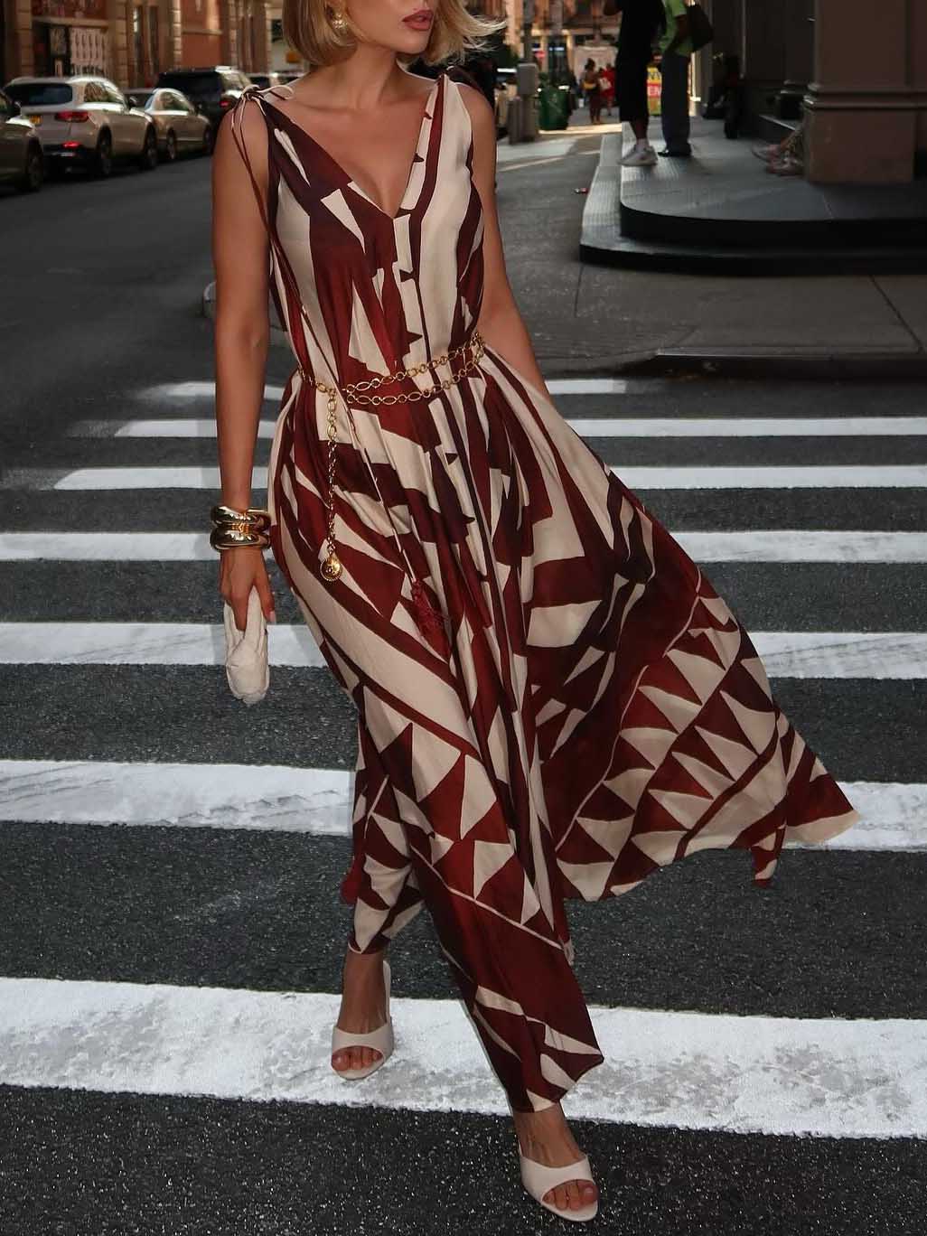 Robe longue duveteuse à imprimé géométrique abstrait unique et décolleté en V profond