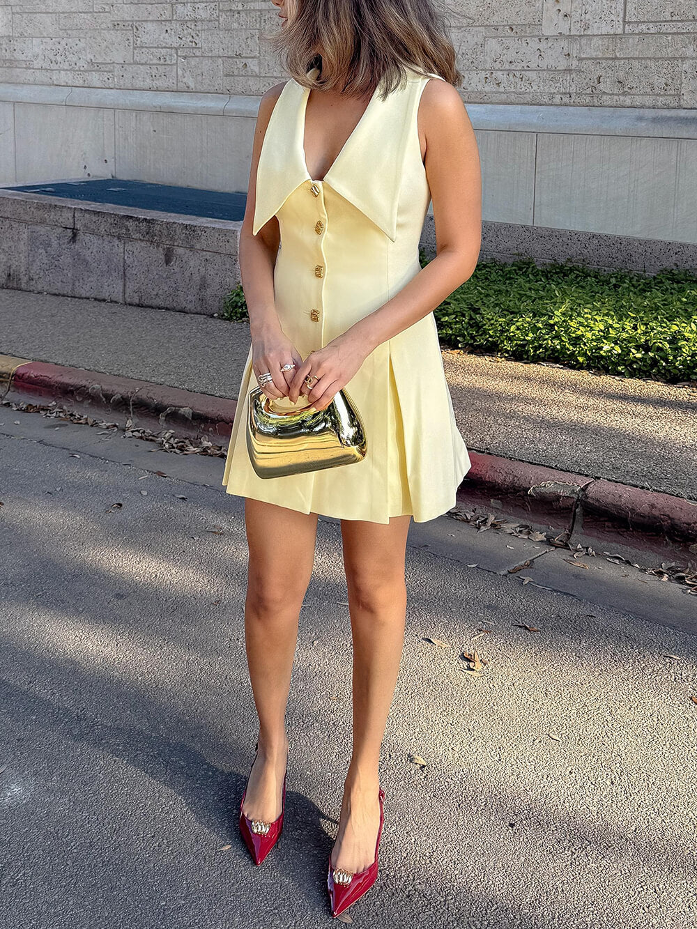 Plissiertes Minikleid in A-Linie mit zarten Knopfdetails