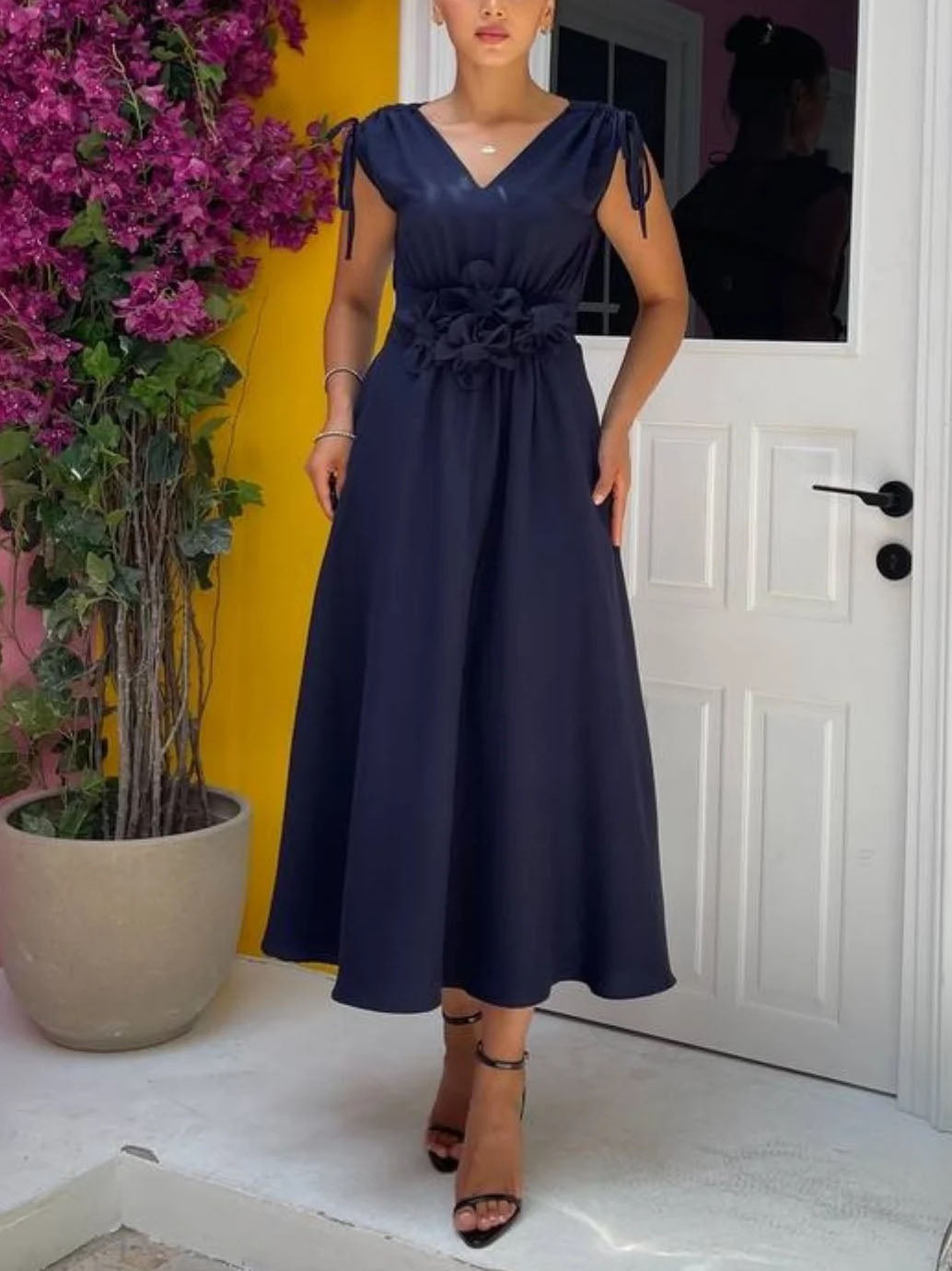 Robe midi fleurie exquise à col en V et cordon de serrage