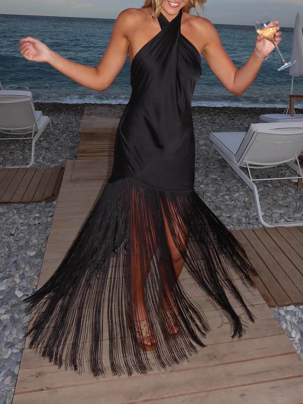 Robe longue à franges et à empiècements drapés dans le dos