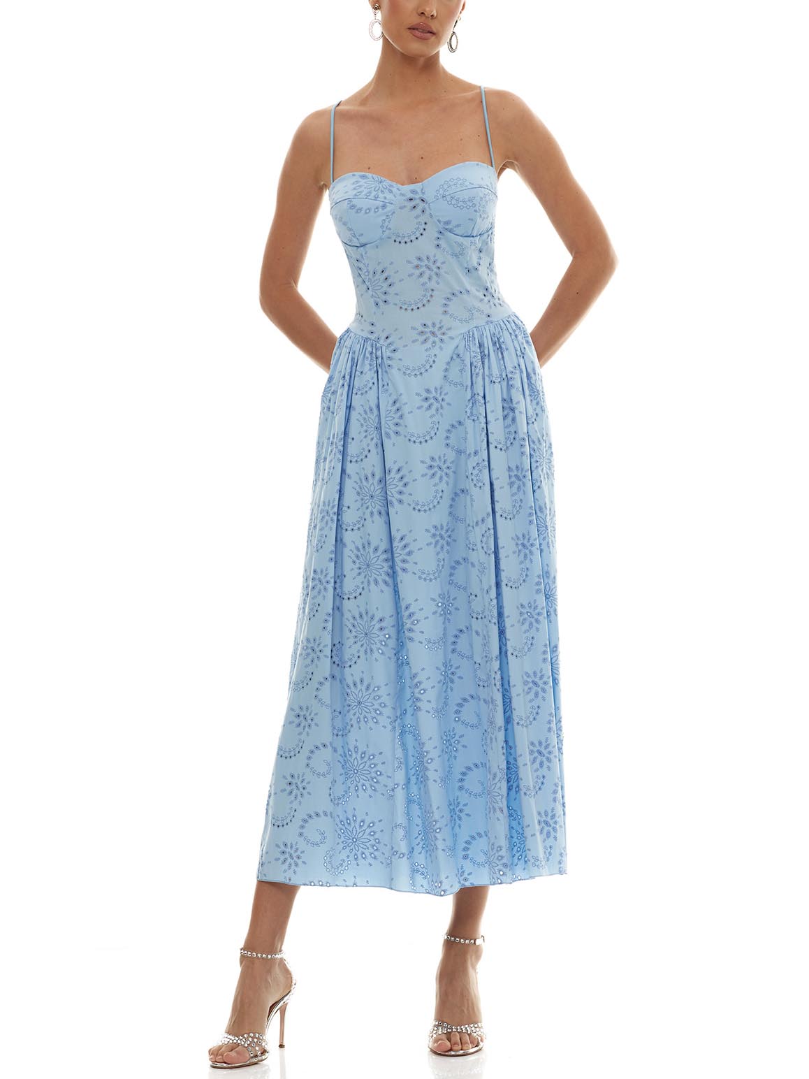 Robe longue romantique brodée à bretelles spaghetti et col en cœur
