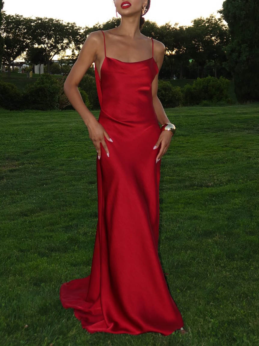 Sexy rückenfreies Maxikleid aus Satin mit Seitenschlitz