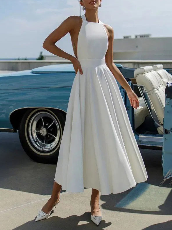 Robe mi-longue élégante à col licou et coupe trapèze