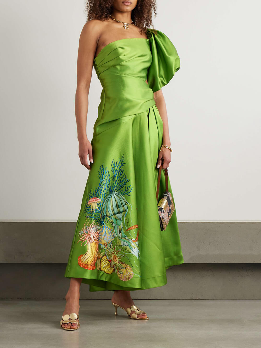 Robe longue unique en satin sergé imprimé à une épaule froncée