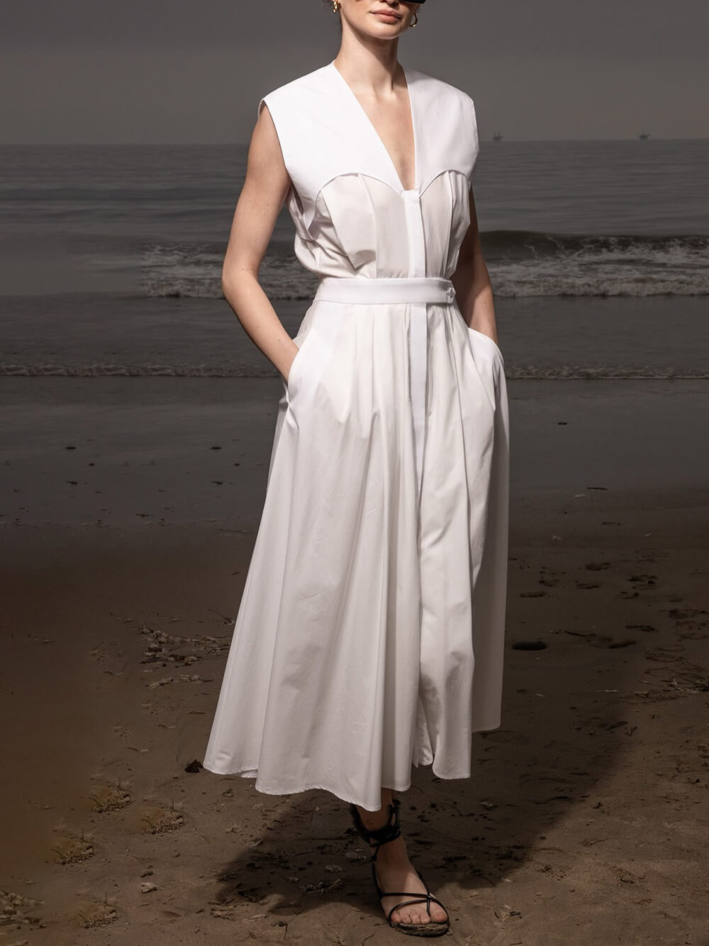 Robe midi élégante en lin à col en V et détails boutonnés