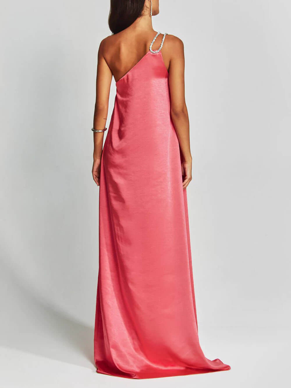 Robe longue ample à une épaule en satin avec détails métalliques exquis et charmant