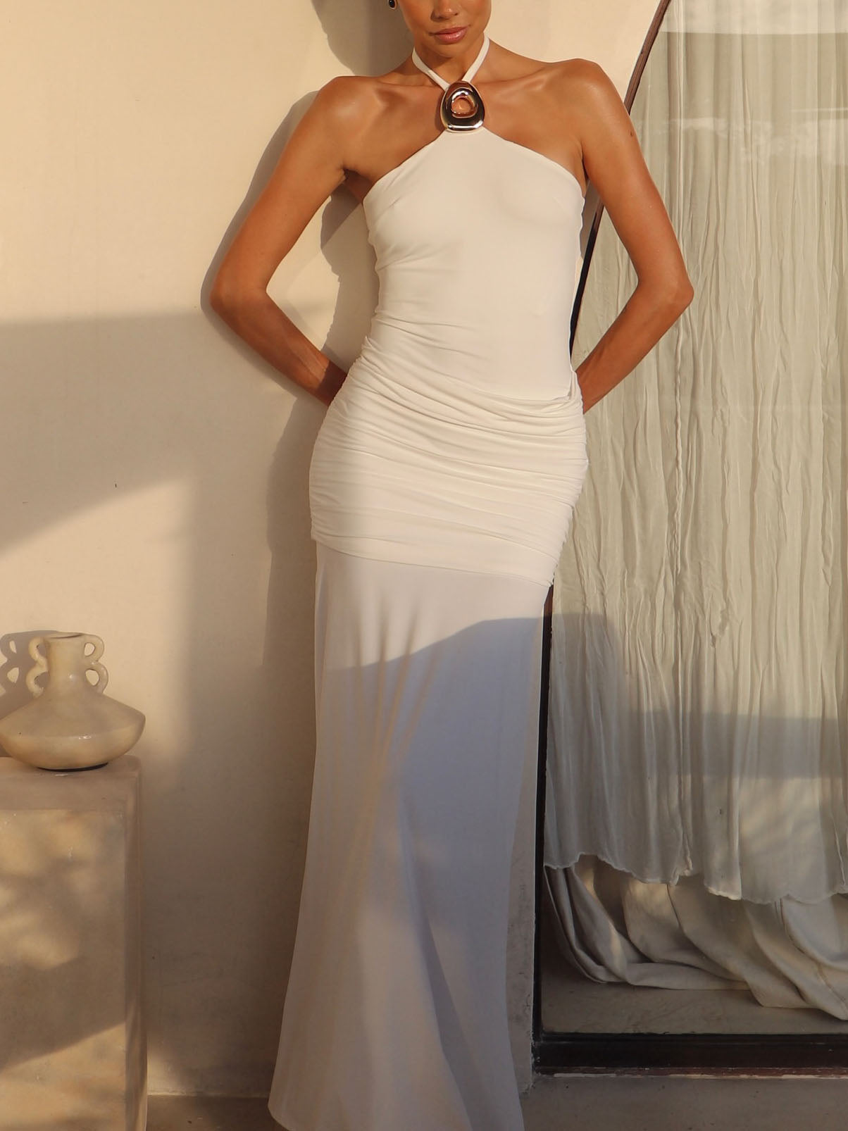 Sexy Maxikleid mit plissiertem Rücken und Metallbeschlägen