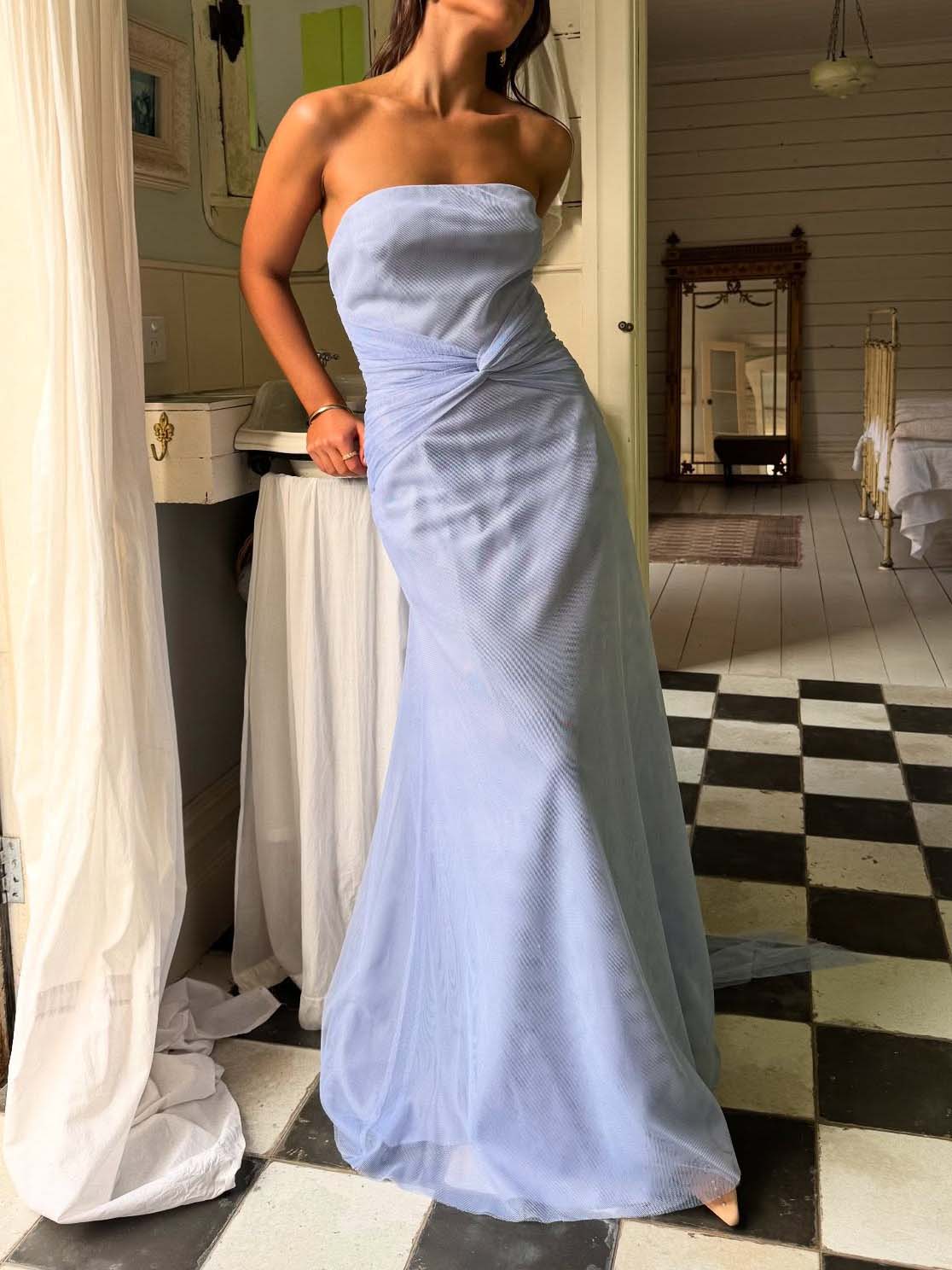 Elegantes Maxikleid aus fließendem Netzstoff mit verdrehter Taille