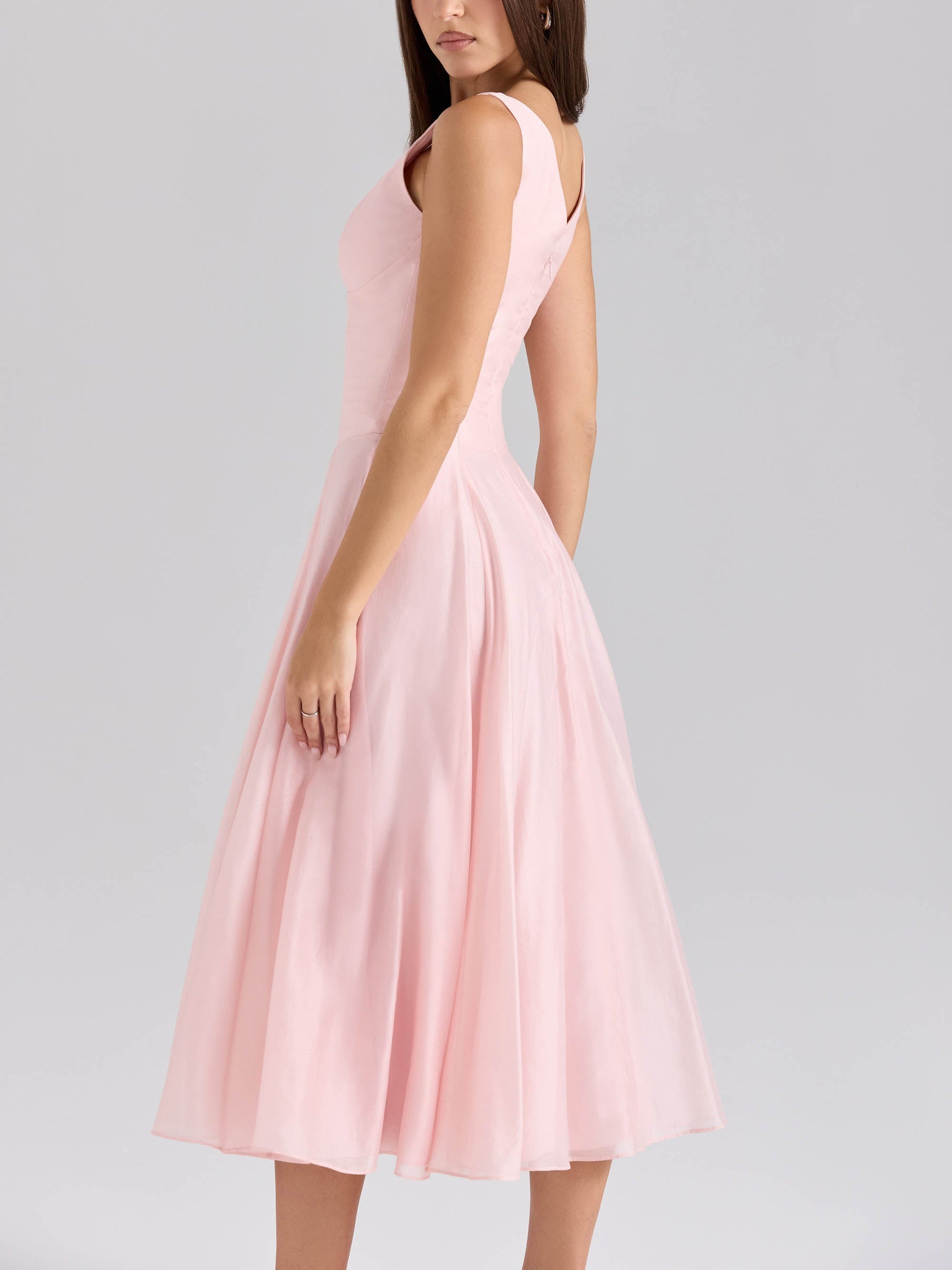 Robe mi-longue élégante à col en V et boutons en mousseline