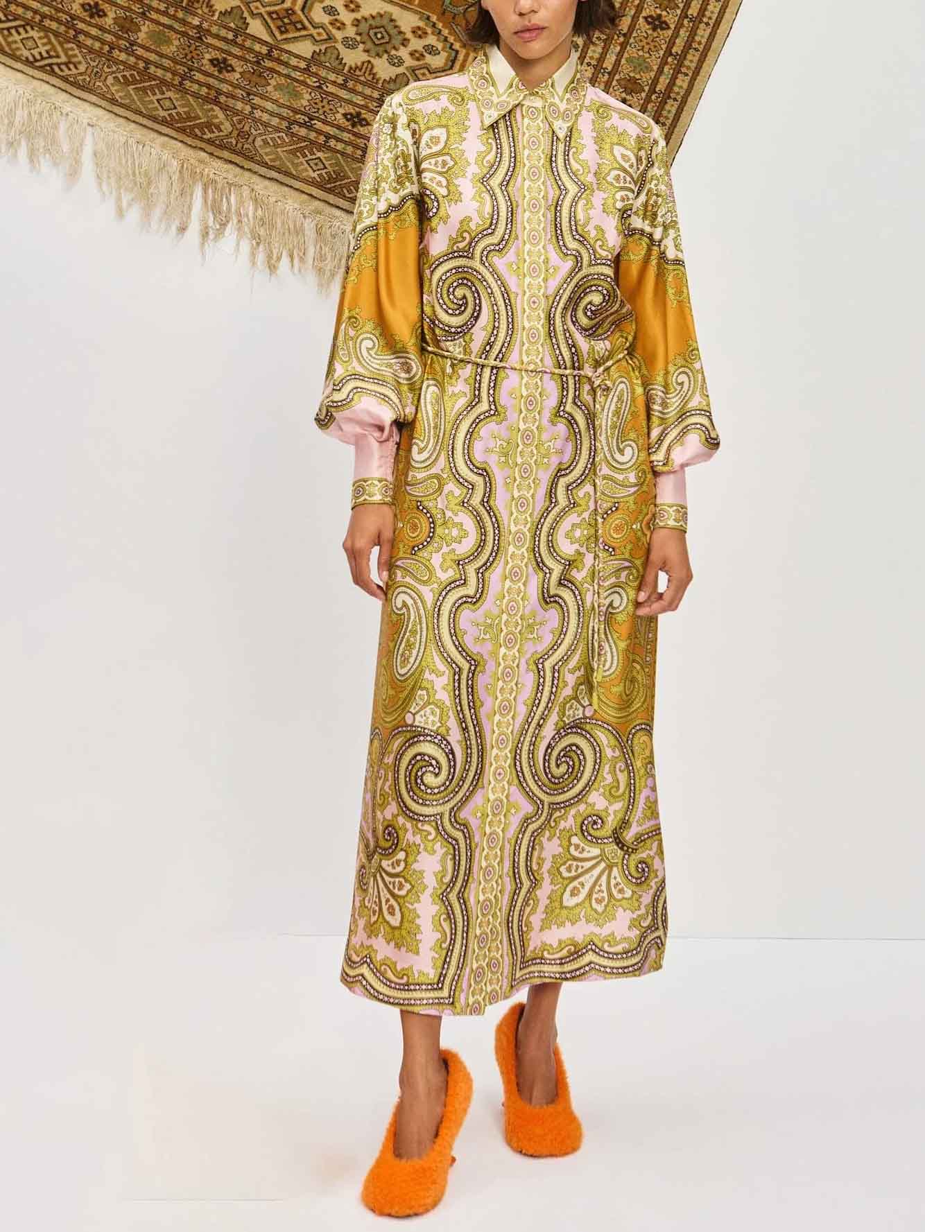 Robe longue boutonnée en satin exquis à imprimé cachemire unique