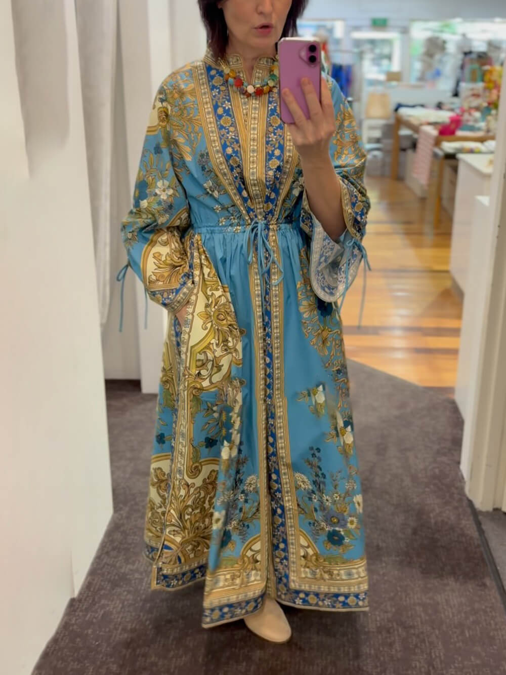 Robe chemise ample à imprimé floral, unique et sans effort, avec poignets et cordon de serrage à la taille
