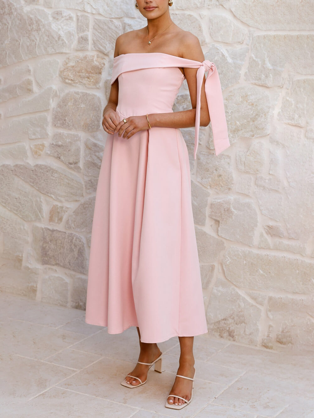 Robe mi-longue élégante à épaules dénudées et froncée