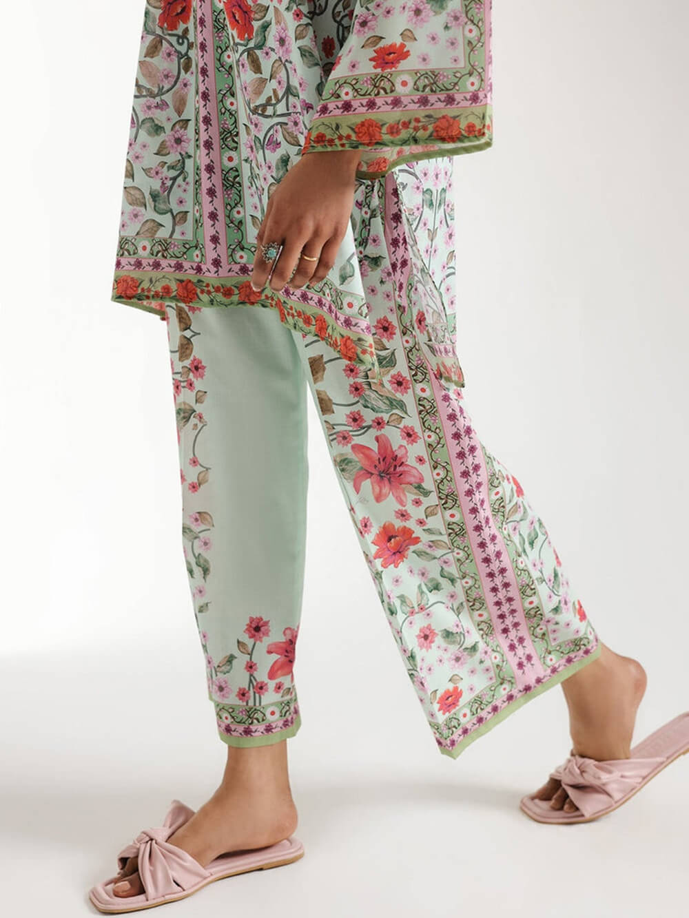 Chemise oversize à demi-col et imprimé floral symétrique en satin unique