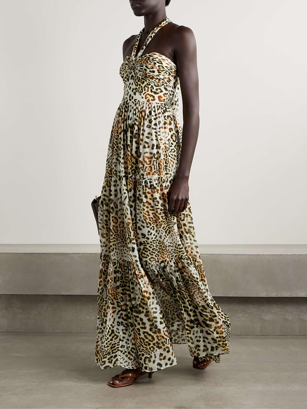 Robe longue dos nu en mousseline à imprimé léopard rétro, féroce et féminine